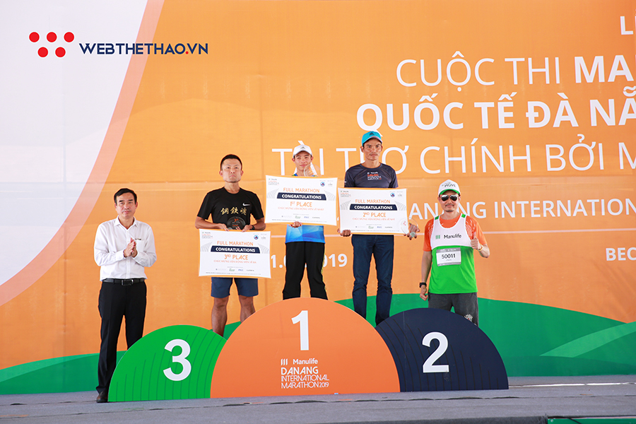 Lê Tấn Hi lần đầu vô địch Đà Nẵng International Marathon với đôi giày thủng ngón